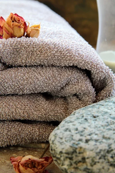 Asciugamano grigio con una roccia — Foto Stock