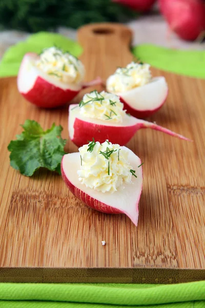 Appetizer of fresh radish and cheese — Stock Photo, Image