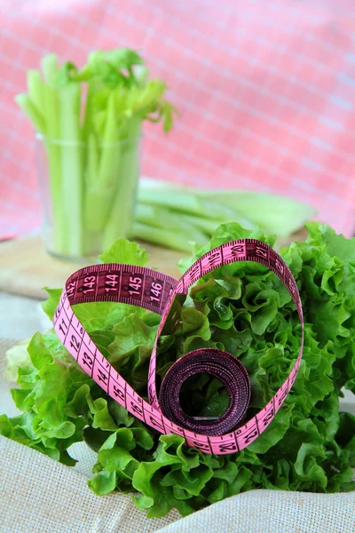 Hlávkový salát, měřící páska — Stock fotografie