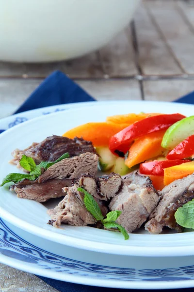 Zubereitetes Fleisch mit Gemüse gegrillt — Stockfoto