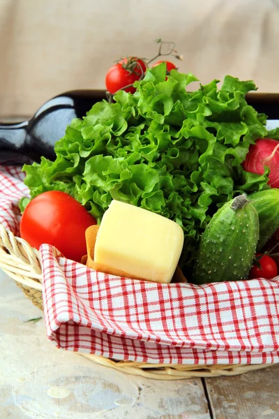 Picnic basket with fresh vegetables — Stock Photo, Image