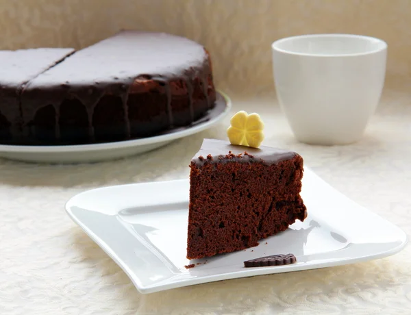 Großer Schokoladenkuchen — Stockfoto