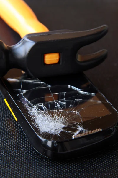 Telefone quebrado com um martelo — Fotografia de Stock