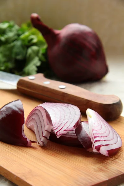 Red onion peeled and sliced — Stock Photo, Image