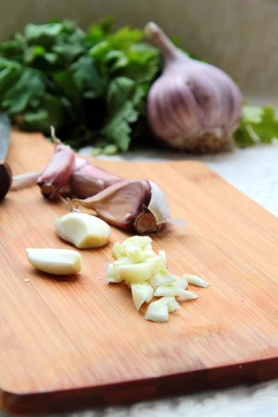 Garlic, peeled and sliced — Stock Photo, Image