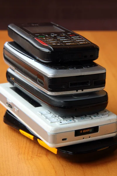 Многие мобильные телефоны — стоковое фото