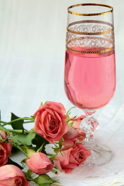 Rosa Champagner und rosa Rosen — Stockfoto