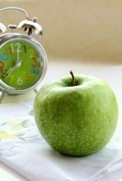 青リンゴと目覚まし時計 — ストック写真