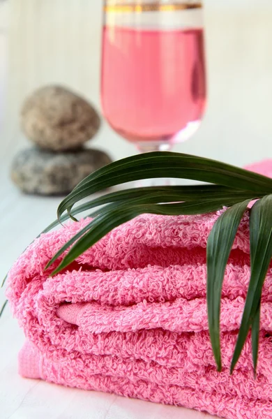 Růžový ručník se sklenkou růžové víno — Stock fotografie