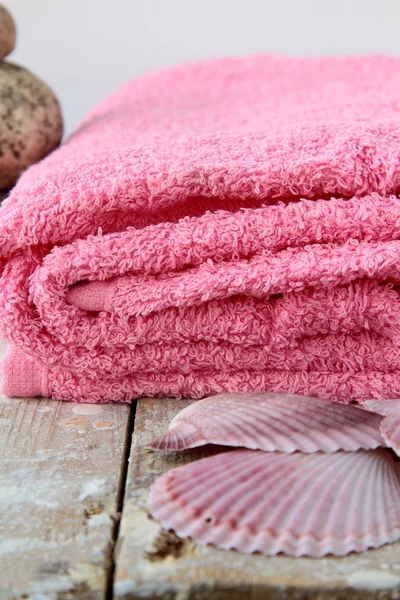 Růžový ručník s shell — Stock fotografie
