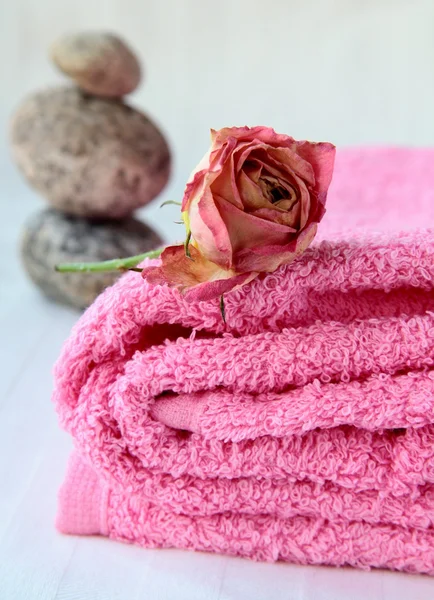 Roze handdoek met roos — Stockfoto