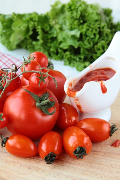 Tomato of different varieties and sauce — Stock Photo, Image
