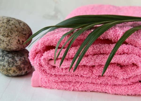 粉红色毛巾用石头 — 图库照片