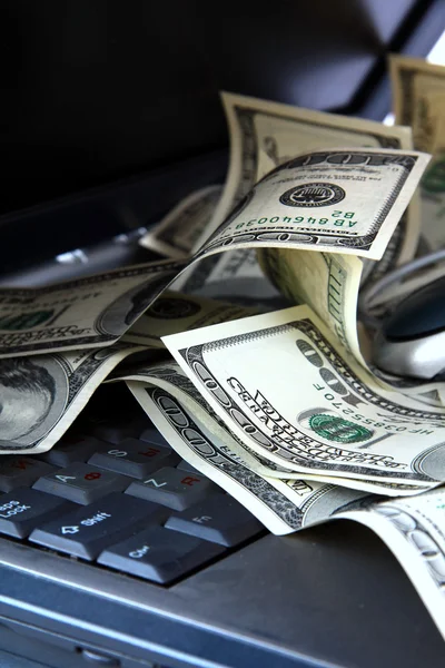 Amerikaanse dollars en laptop — Stockfoto