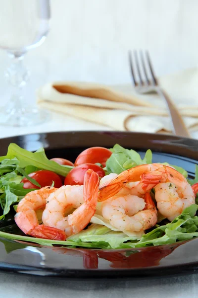 stock image Salad with shrimp and tomatoes