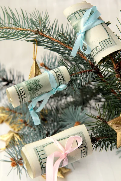 Dólares americanos en el árbol de Navidad —  Fotos de Stock