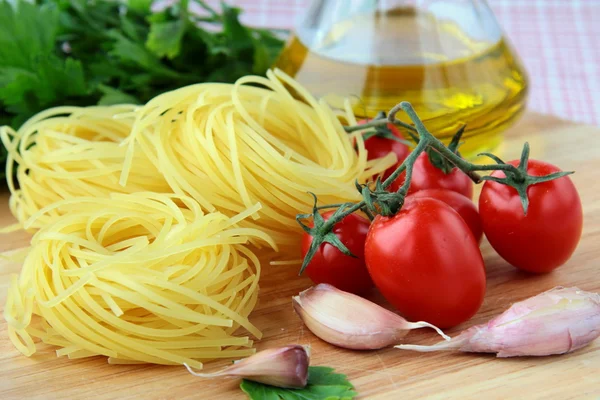 Pâtes italiennes, huile d'olive et tomates — Photo