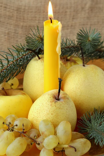 Frukt, ljus och julgran bransch — Stockfoto