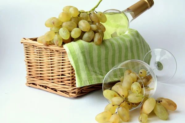 Uvas brancas em um copo e vinho branco — Fotografia de Stock