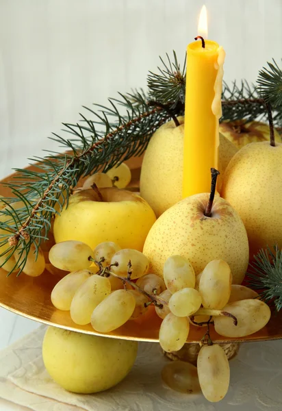Frukt, ljus och julgran — Stockfoto