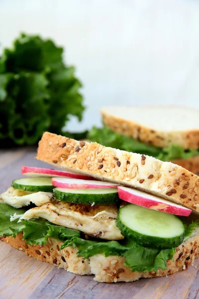 Sandwich mit frischem Gemüse und Hühnchen — Stockfoto
