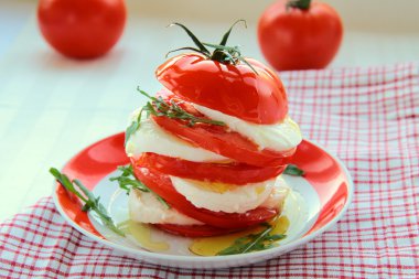 roka ve zeytinyağı Caprese salatası