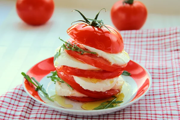Roka ve zeytinyağı Caprese salatası — Stok fotoğraf
