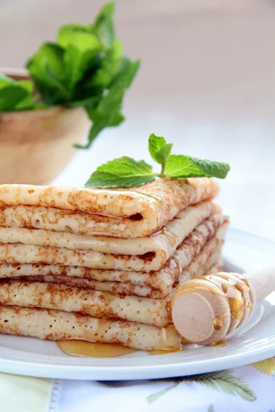 Traditional Russian pancakes with honey — Stock Photo, Image