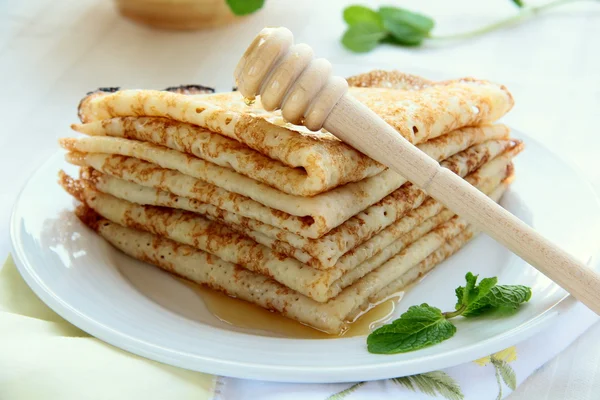 Traditional Russian pancakes with honey — Stock Photo, Image