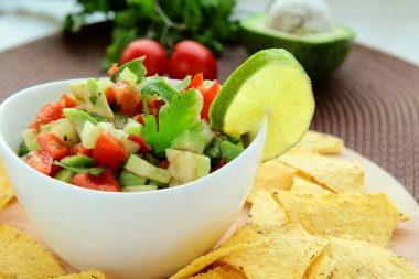 Meksikalı tortilla cips salatası ile