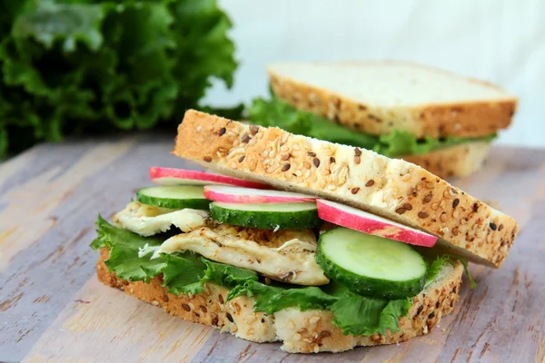 Бутерброд зі свіжими овочами та куркою — стокове фото