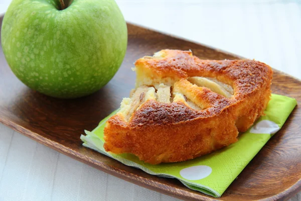 Красивий смачний яблучний пиріг — стокове фото