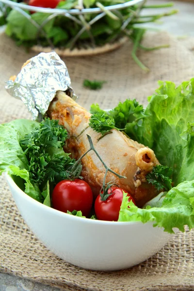 Салат из свежих овощей с курицей — стоковое фото