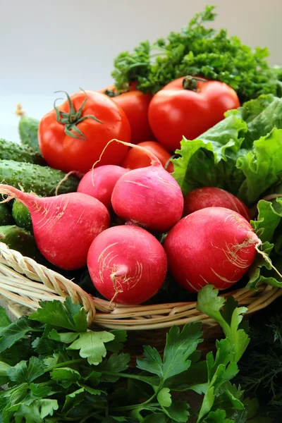 Świeże warzywa i zioła wymieszać — Zdjęcie stockowe