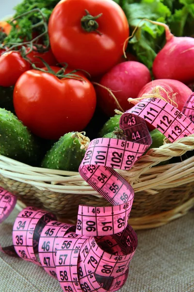 Diety świeżych warzyw z taśma miernicza — Zdjęcie stockowe