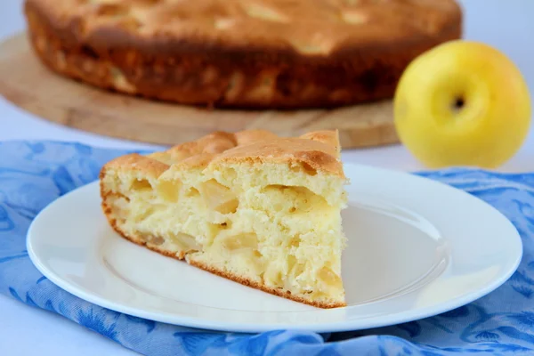 Assez savoureux morceau de gâteau aux pommes — Photo