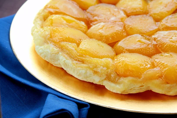 Bastante sabroso pedazo de pastel de manzana — Foto de Stock
