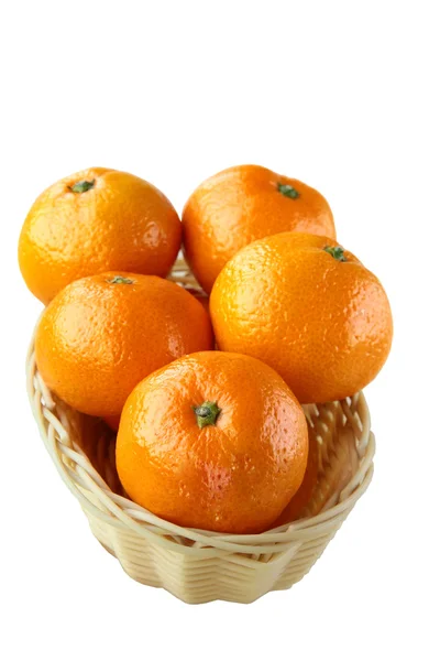Färska mandarin orange i en korg — Stockfoto