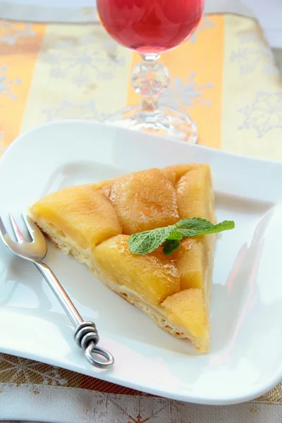 Assez savoureux morceau de gâteau aux pommes — Photo