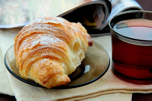 Croissant and a cup of tea — Stock Photo, Image