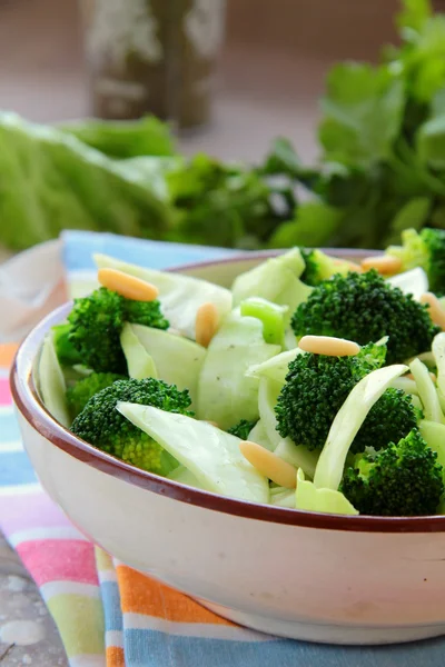 Salată de broccoli cu nuci — Fotografie, imagine de stoc