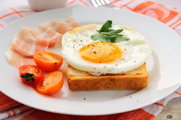 Fried egg for breakfast with bacon — Stock Photo, Image