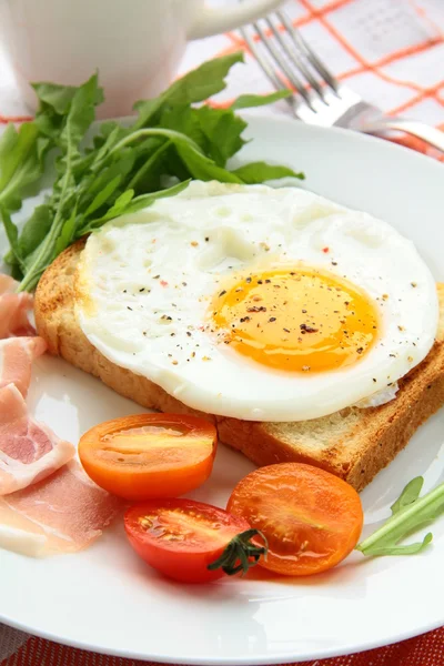 Fried egg for breakfast with bacon — Stock Photo, Image