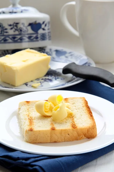 Frische Butter auf Toast — Stockfoto