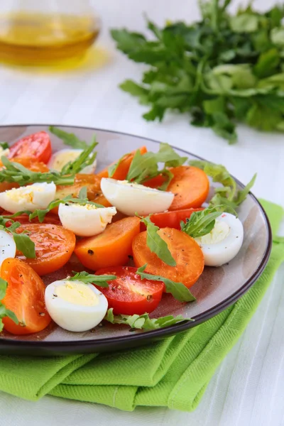 Salát s křepelčími vejci a rajčaty — Stock fotografie