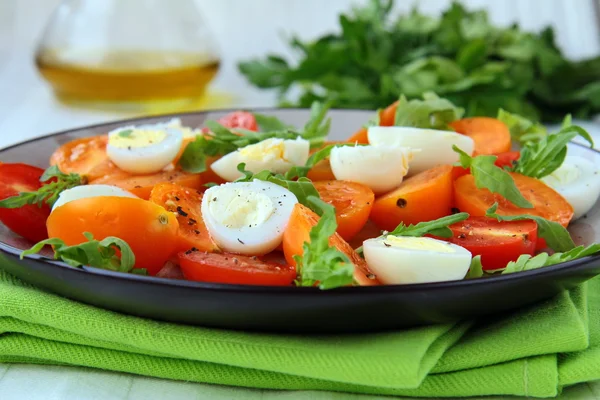 Salat mit Wachteleiern und Tomaten — Stockfoto