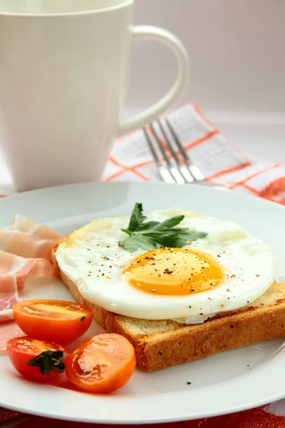 Stekt ägg till frukost — Stockfoto