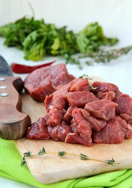 La carne se corta en trozos — Foto de Stock