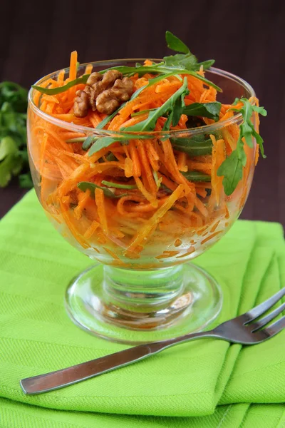 Салат из моркови в стеклянной чаше — стоковое фото