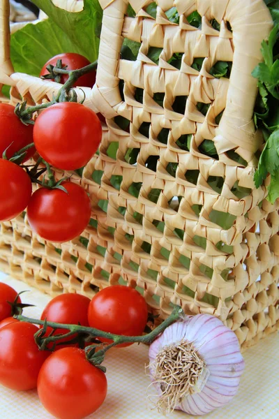 Вишневі помідори часник і трави — стокове фото